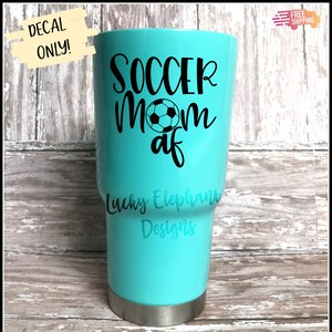 Fussball Mama Vinyl Aufkleber - Fußball Mom AF Aufkleber - Fußball Mom Becher Aufkleber - Fußball Mom Cup Decal - Fußball Mom Yeti Sticker - 26 Farben!