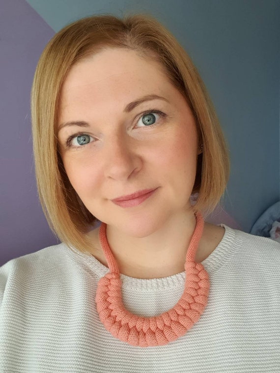 Peach knotted necklace in Jayne style