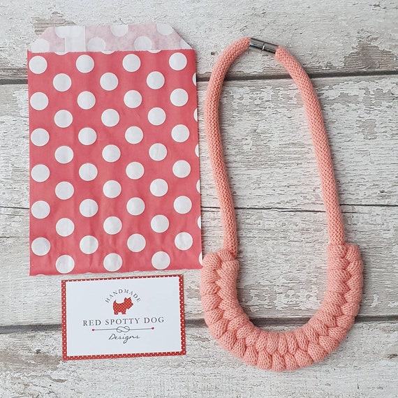 Peach knotted necklace in Jayne style