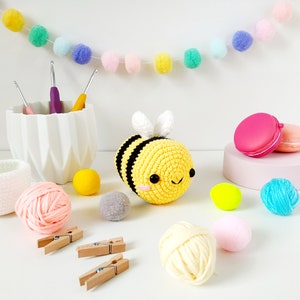 Beginner Crochet Kit Amigurumi Bee, Learn How to Crochet Kit, Easy Crochet Starter Kit, Amigurumi Kit, DIY Craft Kit Gift, Crochet Bee Kit image 3