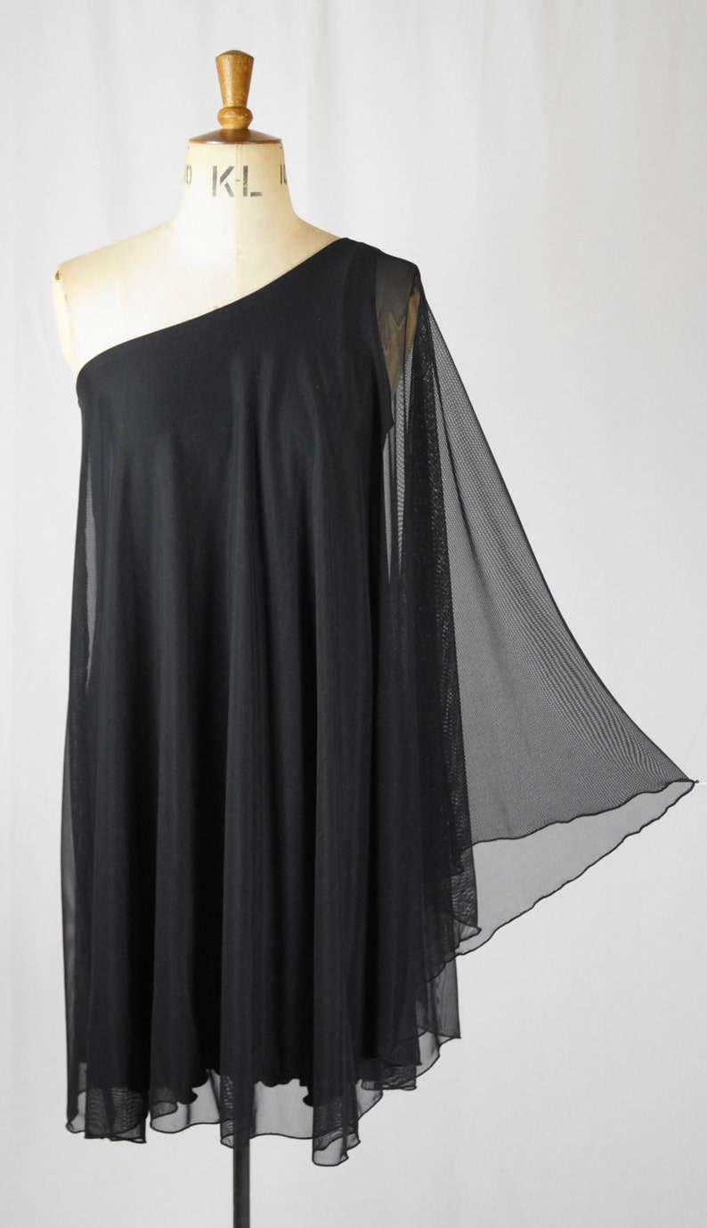 Vintage Cocktail Dresses, Party Dresses, Prom Dresses     Baylis & Knight SHEER STUDIO 54 Batwing 70s Disco Glam One Shoulder Bat Wing KNEE Dress Black Elegant (Smock) $84.54 AT vintagedancer.com