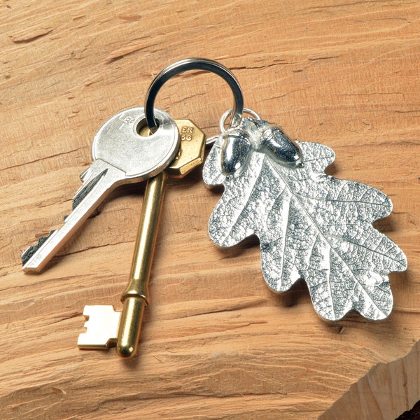 Porte-clés en étain de feuille de chêne de gland Porte-clés en étain anglais faits à la main - Feuille de chêne et gros porte-clés de gland