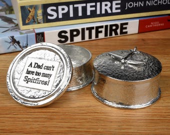 Caja de baratijas Spitfire de peltre personalizada: Regalo de aviación grabado