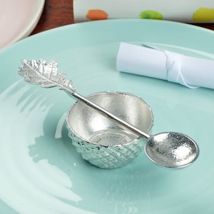 Huevera de peltre con forma de bellota y cuchara con forma de hoja de roble: Set de regalo para bautizo