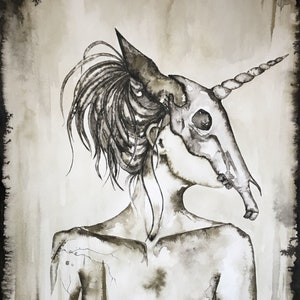 以下が含まれることがあります： ユニコーンの頭蓋骨のマスクをつけた人物を描いた白黒の水彩画。人物は裸で、長い髪をしています。背景は薄い茶色です。