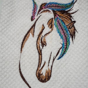 Cabeza de caballo con plumas bordado diseño digital 5x7