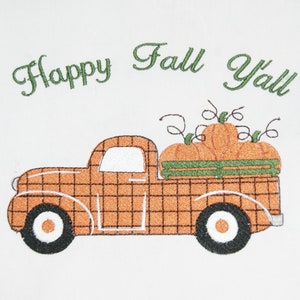 Könnte beinhalten: Gestickte Darstellung eines Oldtimer-Lastwagens, der Kürbisse transportiert, mit dem Text "Happy Fall Y'all" in grüner Schrift.