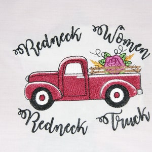 Może przedstawiać: Czerwony samochód ciężarowy z kwiatową aranżacją w skrzyni ładunkowej. Tekst "Redneck Women Redneck Truck" otacza samochód.