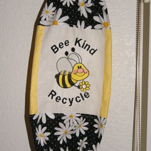 Bee Kind リサイクルバッグホルダー 刺繍 デジタルデザイン プラスチックバッグホルダー