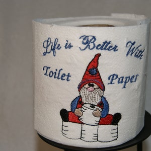 Gnomos Papel Higiênico Bordado Design Digital A vida é melhor com papel higiênico 4x4 e 5x7