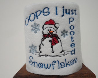 Sneeuwpop Toiletpapier Borduurwerk Ontwerp Pooted OOPS Ik net gepooted sneeuwvlokken sneeuwpop Kerst digitaal ontwerp 4x4 5x7