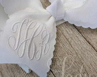 Geschulpte haarstrik met monogram – handgemaakte gepersonaliseerde strik – aandenken cadeau voor baby – strik monogram met hoofdband optie