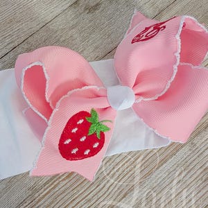 Aardbeihaarstrik - strik met monogram - strik babyhoofdband - maansteek-haarstrik - gepersonaliseerde hoofdbandstrik - aangepaste strikken - babyhoofdband --