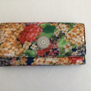 Cartera de cheques colorida de Kipling con muchos compartimentos