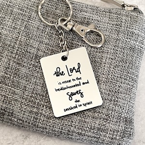 Psalm 34:18 Schlüsselanhänger | Der Herr ist den Gebrochenen Nah und rettet die Zerschlagenen im Geist | Handbeschriftet | Geschenk | Bibelvers | Christlich