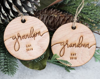 Opa & Oma Est 2023 Christbaumkugel Holz | Jahr | Handbeschriftet | Weihnachten | Babymitteilung | Uroma | Uropa
