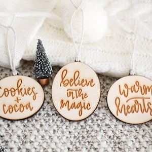 Holz Weihnachtssprüche Ornament Set | Birkenholz | Believe In The Magic | Kekse & Kakao | Warme Herzen | Handbeschriftet | Bauernhaus