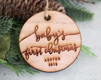 Premier nom de Noël et année de bébé Ornement de Noël en bois | Personnalisé | Découpe laser | Lettres à la main | Nouveaux parents, nouveau-né | Papier cadeau