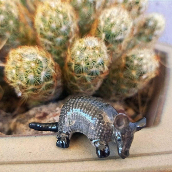 Miniatur Keramik Gürteltier Figur für Feengarten, Terrarium, Bonsai