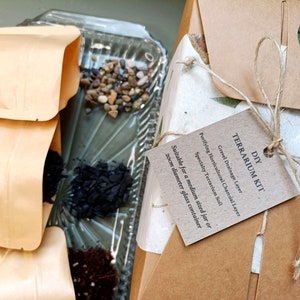 Puede incluir: Un kit de terrario DIY con bolsas de papel marr&oacute;n que contienen grava, carb&oacute;n vegetal y tierra. El kit es adecuado para un frasco de tama&ntilde;o mediano o un recipiente de vidrio de 20 cm de di&aacute;metro. El kit incluye instrucciones sobre c&oacute;mo crear un terrario.
