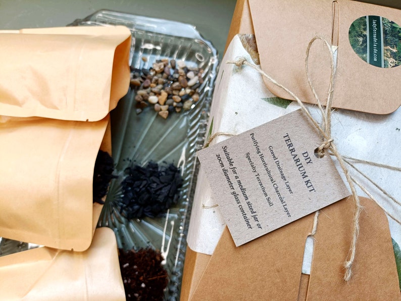 Puede incluir: Un kit de terrario DIY con bolsas de papel marr&oacute;n que contienen grava, carb&oacute;n vegetal y tierra. El kit es adecuado para un frasco de tama&ntilde;o mediano o un recipiente de vidrio de 20 cm de di&aacute;metro. El kit incluye instrucciones sobre c&oacute;mo crear un terrario.