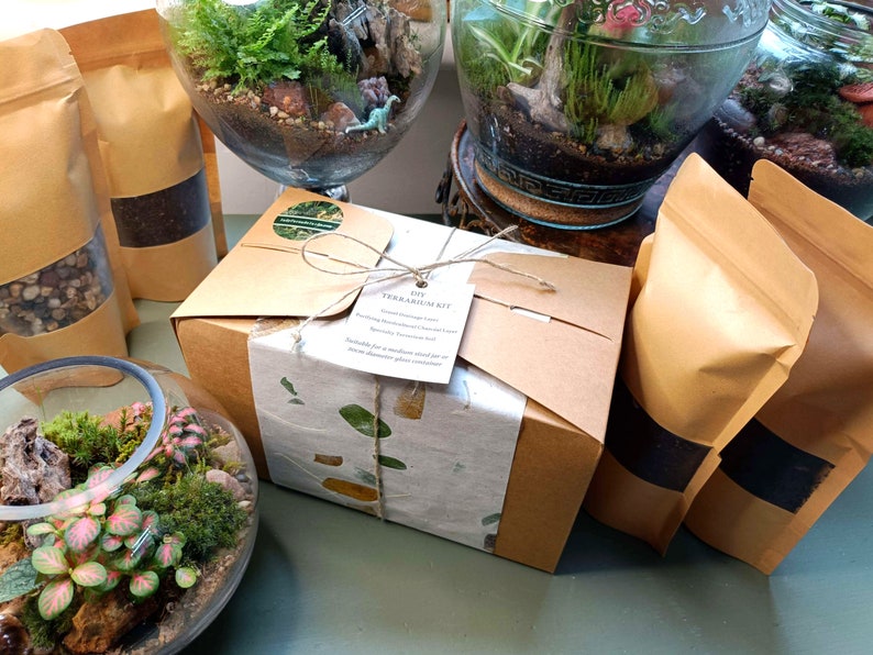 Puede incluir: Un kit de terrario DIY con embalaje de papel marr&oacute;n, un frasco de vidrio con un terrario en su interior y varias bolsas de papel marr&oacute;n con diferentes contenidos. El kit incluye todo lo necesario para crear un peque&ntilde;o jard&iacute;n de interior.