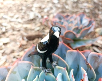 Figura de urraca australiana en miniatura de cerámica para jardín de hadas, terrario y bonsái. Regalo para amantes de las aves australianas y jardín de casa de muñecas.