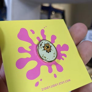 Dinosaur Egg Pin / Eggz / Baby Raptor Pin / JP Fanmerch / Video Game Pins / Gold Plated Hard Enamel / Kawaii Chibi Style