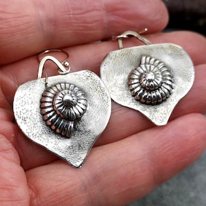 Pendientes de nautilus de plata esterlina, pendientes de océano, joyería de plata hecha a mano, pendientes de concha, pendientes colgantes, joyería de vida marina, regalo para ella