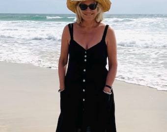 Leinenkleid mit Taschen und Knöpfen aus Naturperlen