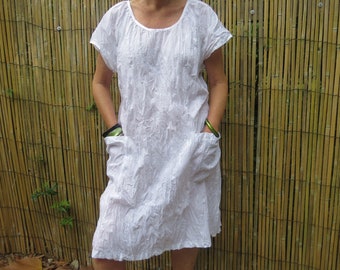 Bestickte weiße Baumwolle Sommerkleid, U-Ausschnitt, Taschen