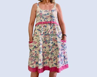 Sommerkleid aus recyceltem Vintage Kimono-Stoff mit Taschen, Kontraststreifen und verstellbaren Trägern.