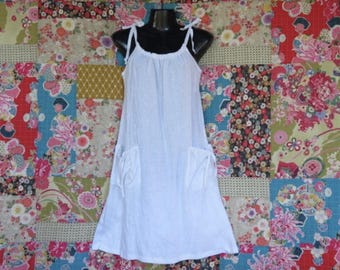Locker geschnittenes italienisches Leinen-Sommerkleid: Tunnelzug am Ausschnitt, Taschen