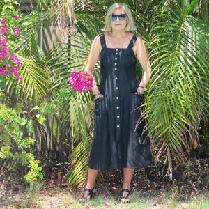 Reines Leinen Trägerkleid mit quadratischem Hals, Taschen und Knöpfen aus natürlichen Perlen ist Midi-Länge, perfekt für jede Jahreszeit.