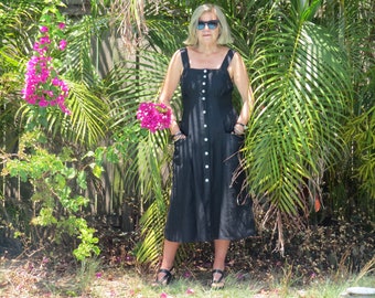 Reines Leinen Trägerkleid Midi-Länge mit quadratischem Ausschnitt, Taschen und Knöpfen aus natürlichen Perlen.
