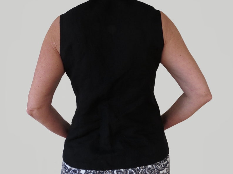 Linen Summer top with Heart Shaped Keyhole Neckline and Pearl Buttons is available in Black or White. Back view.