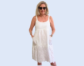 Weißes Baumwoll Lochstickerei Sommerkleid mit Taschen