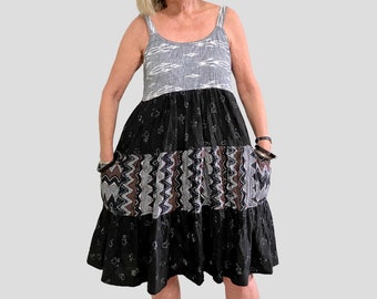 Sommerkleid in verschiedenen Drucken und Stoffen hat Rock und Seitentaschen, gut für Mutterschaft überlagert.