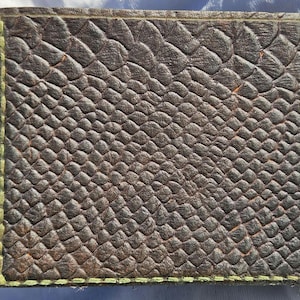 Die Indigo Python - 100% Leder Herren Geldbörse UV Lila mit grün orangen Akzenten Maßgeschneiderte handgefertigte Herrenbrieftasche aus pflanzlich gegerbtem Leder