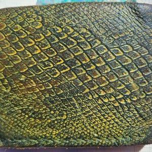 The Desert Trapper - Cartera para hombre 100 % cuero verde brillante con detalles en rojo y amarillo Cartera para hombre hecha a medida de cuero curtido vegetal hecha a mano