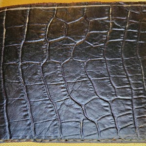 Cartera para hombre 100 % cuero The Midnight Gator, verde brillante con rayos ultravioleta y detalles en rojo y amarillo Cartera para hombre hecha a medida, hecha a mano, de cuero curtido vegetal