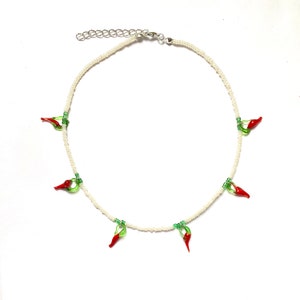 Naszyjnik z koralików nasiennych i szkła lampwork z zawieszkami w kształcie papryczek chilli - ręcznie robiony