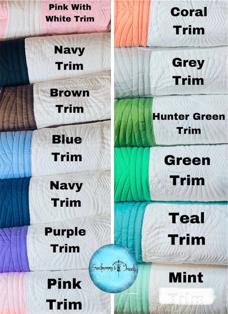 K&ouml;nnte beinhalten: Ein Stapel gesteppter Stoffquadrate mit verschiedenen farbigen Einfassungen. Die Farben umfassen Rosa, Wei&szlig;, Marineblau, Braun, Blau, Gr&uuml;n, T&uuml;rkis, Mint, Koralle, Grau und Huntergr&uuml;n. Die Stoffquadrate sind alle wei&szlig; mit einer andersfarbigen Einfassung auf der linken Seite jedes Quadrats. Der Text "Grandma's Threads" ist auf dem unteren linken Quadrat sichtbar.