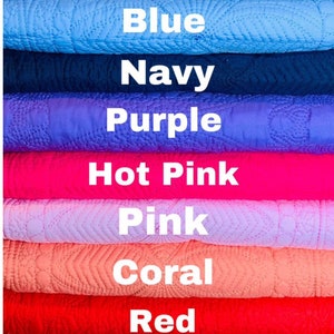 K&ouml;nnte beinhalten: Ein Stapel von 14 gesteppten Stoffquadraten in verschiedenen Farben, darunter Elfenbein, Braun, Blau, Marineblau, Lila, Pink, Koralle, Rot, Grau, Wei&szlig;, Gr&uuml;n, T&uuml;rkis und Mint. Die Stoffquadrate sind &uuml;bereinander gestapelt, wobei das oberste Quadrat Mint und das unterste Quadrat Elfenbein ist. Die Stoffquadrate sind alle mit einem Blumenmuster gesteppt. Der Text "Grandmommy's Threads" ist in der unteren rechten Ecke des Bildes sichtbar.