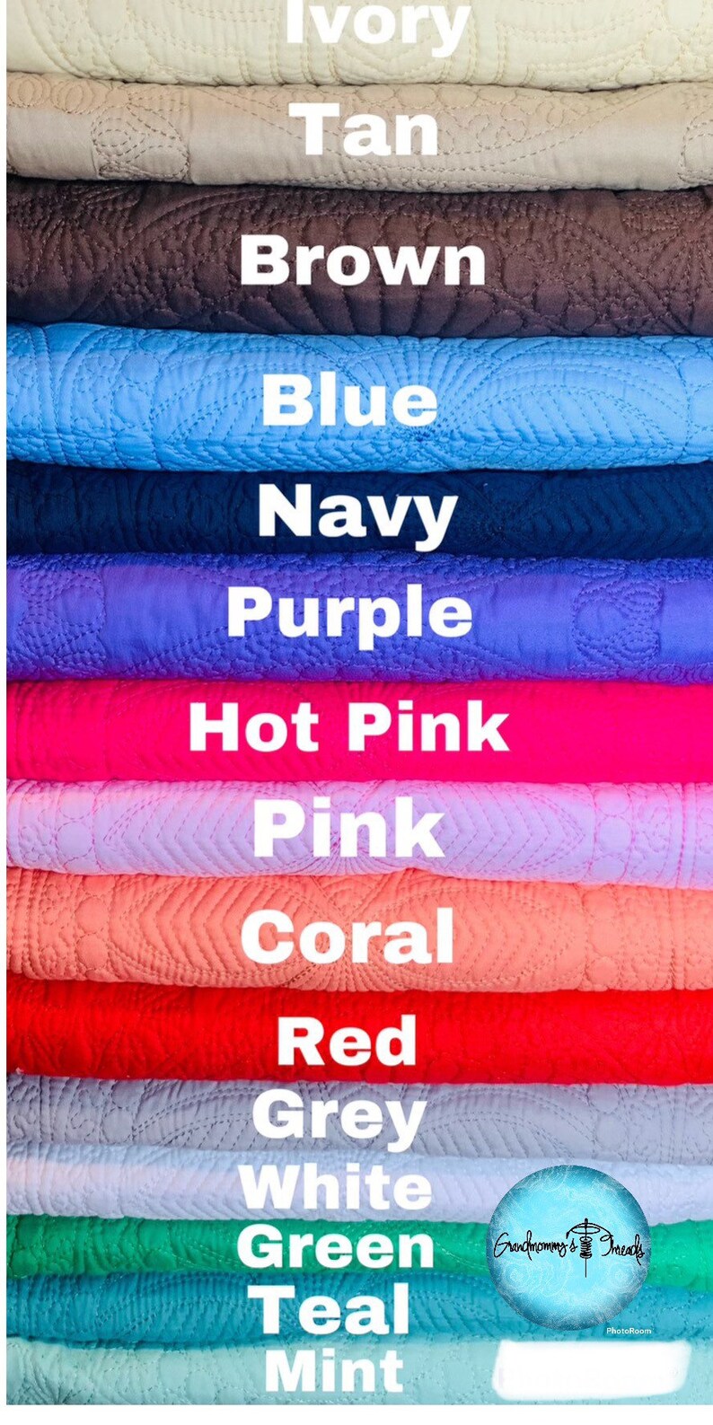 K&ouml;nnte beinhalten: Ein Stapel von 14 gesteppten Stoffquadraten in verschiedenen Farben, darunter Elfenbein, Braun, Blau, Marineblau, Lila, Pink, Koralle, Rot, Grau, Wei&szlig;, Gr&uuml;n, T&uuml;rkis und Mint. Die Stoffquadrate sind &uuml;bereinander gestapelt, wobei das oberste Quadrat Mint und das unterste Quadrat Elfenbein ist. Die Stoffquadrate sind alle mit einem Blumenmuster gesteppt. Der Text "Grandmommy's Threads" ist in der unteren rechten Ecke des Bildes sichtbar.