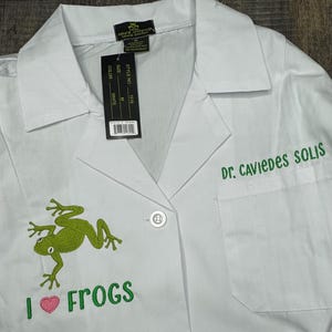 Kids&#39; frog custom lab coat, embroidered personalized kids lab coat, kids doctor coat, embroidered white coat for kids, kids scientist coat