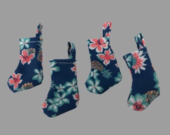Medias navideñas en miniatura para casa de muñecas 1:12 Lote de 4 estampados hawaianos