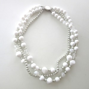 Collier plastron en lucite à trois rangs, perles blanches et argentées métallisées à porter lâche ou torsadée 19 pouces