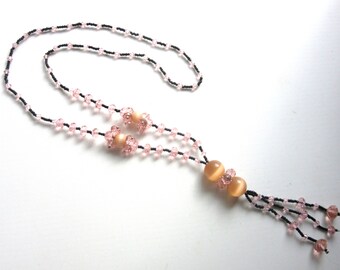 Long collier pompon en perles de verre Flapper Sautoir Cat Eye Cristaux roses à facettes et perles de rocaille noires