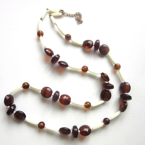 Long Root Beer Lucite Collier Ivoire Rod Beads Metal Strung 30 - 33 Pouces MOD des années 1960